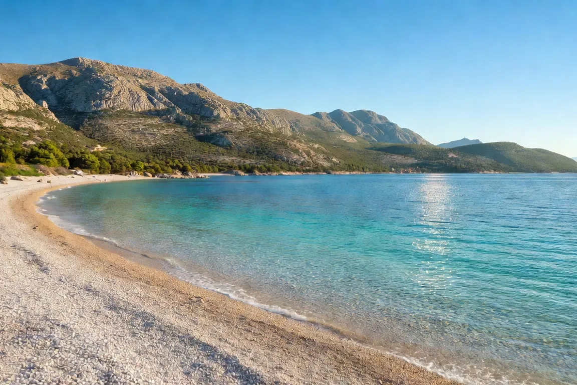Plage de Baska sur l’ile de Krk, vue sur les falaises et l’eau turquoise du golfe de Kvarner