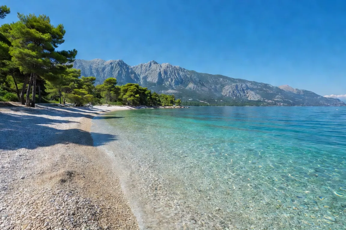 Plage de galets de la Riviera de Makarska bordée par le mont Biokovo