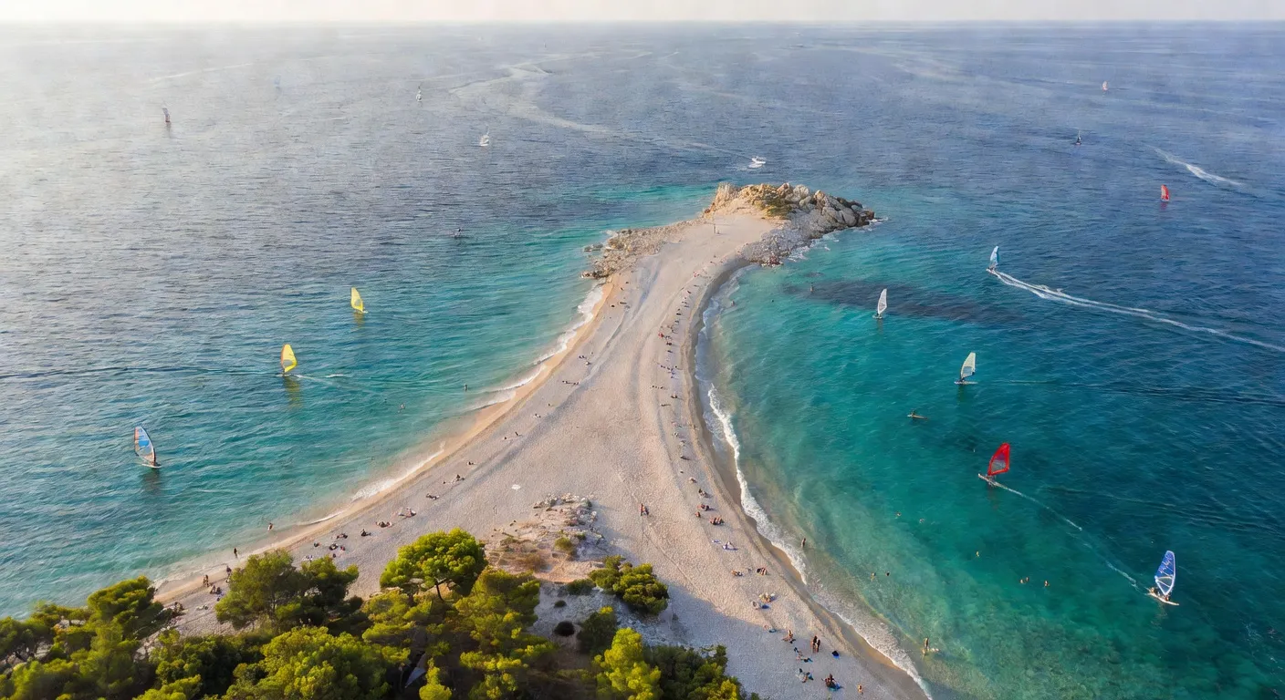 Plage de Zlatni Rat sur l'île de Brac vue du ciel