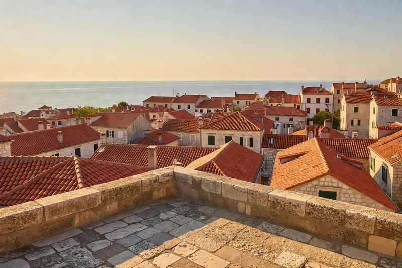 Terrasse d’un appartement de location dans la vieille ville de Split au coucher du soleil