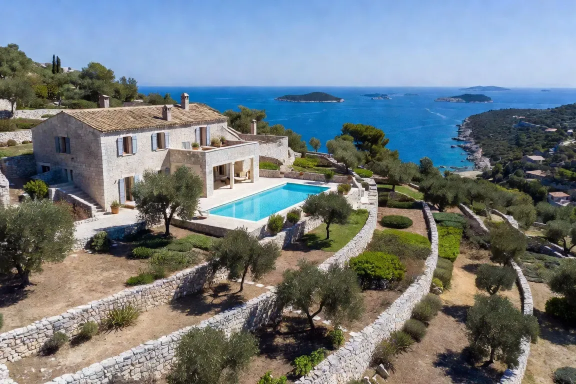 Vue aerienne d'une villa croate avec piscine surplombant la cote dalmate