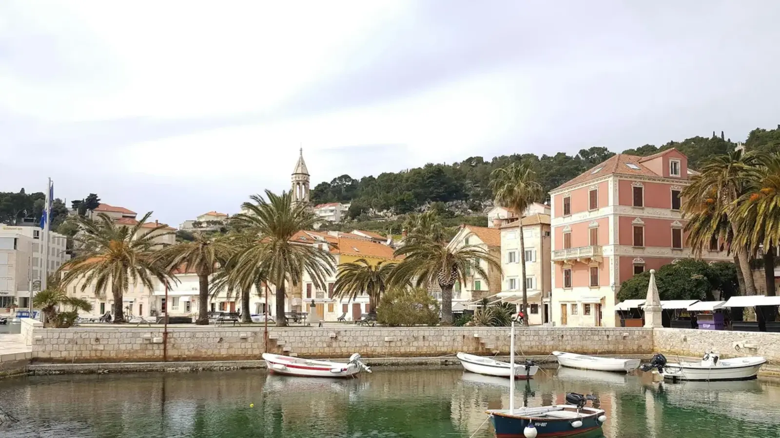 Port de Hvar avec bateaux et vieille ville