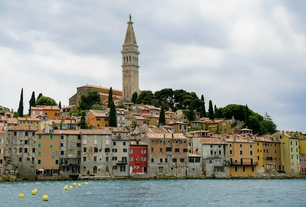 Vieille ville de Rovinj au bord de la mer